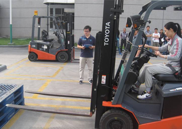 操作叉車前檢查、避讓障礙物、叉車倒車行駛要求、叉車停車放置及行為規(guī)范。